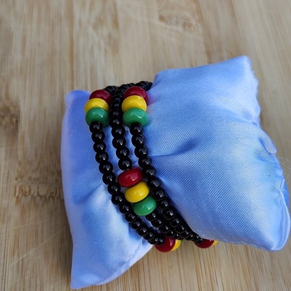 Hand Crafted Memory Wire Beaded Bracelet Black Green Yellow Red Juneteenth Small - Picture 8 of 9